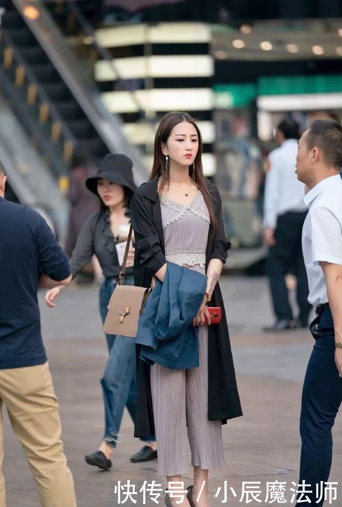 美女脚上一双尖头高跟鞋,看上去很有运动气息,想追求她有机会吗