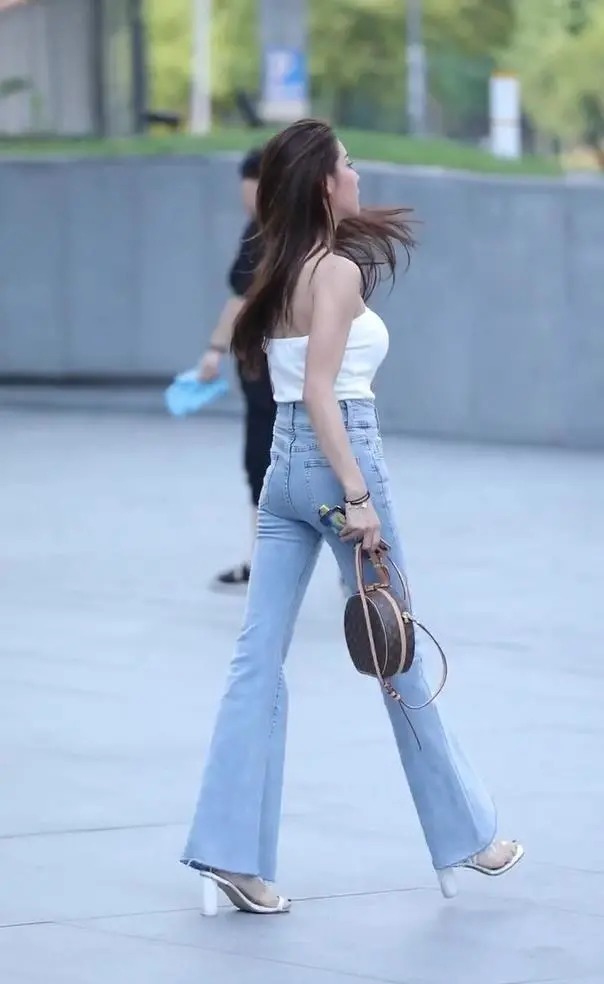 穿搭|年轻小姐姐穿上喇叭裤,演绎出成熟女性的魅力!