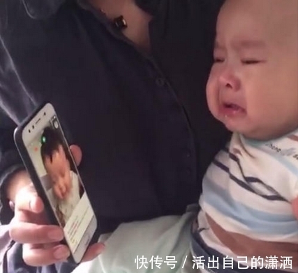 哭泣|爸爸给宝宝看了一个视频，宝宝的反应太过激动，妈妈看到后笑喷了