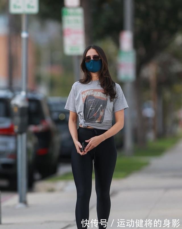 墨西哥|艾莎·冈萨雷斯穿灰色T恤搭黑色无痕裤,长发披肩,太有健美风情