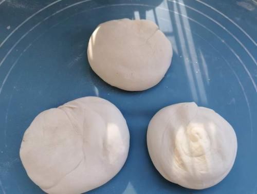 家常烙饼,凉了不硬有窍门,多加这3点,烙饼柔软起层,不干硬