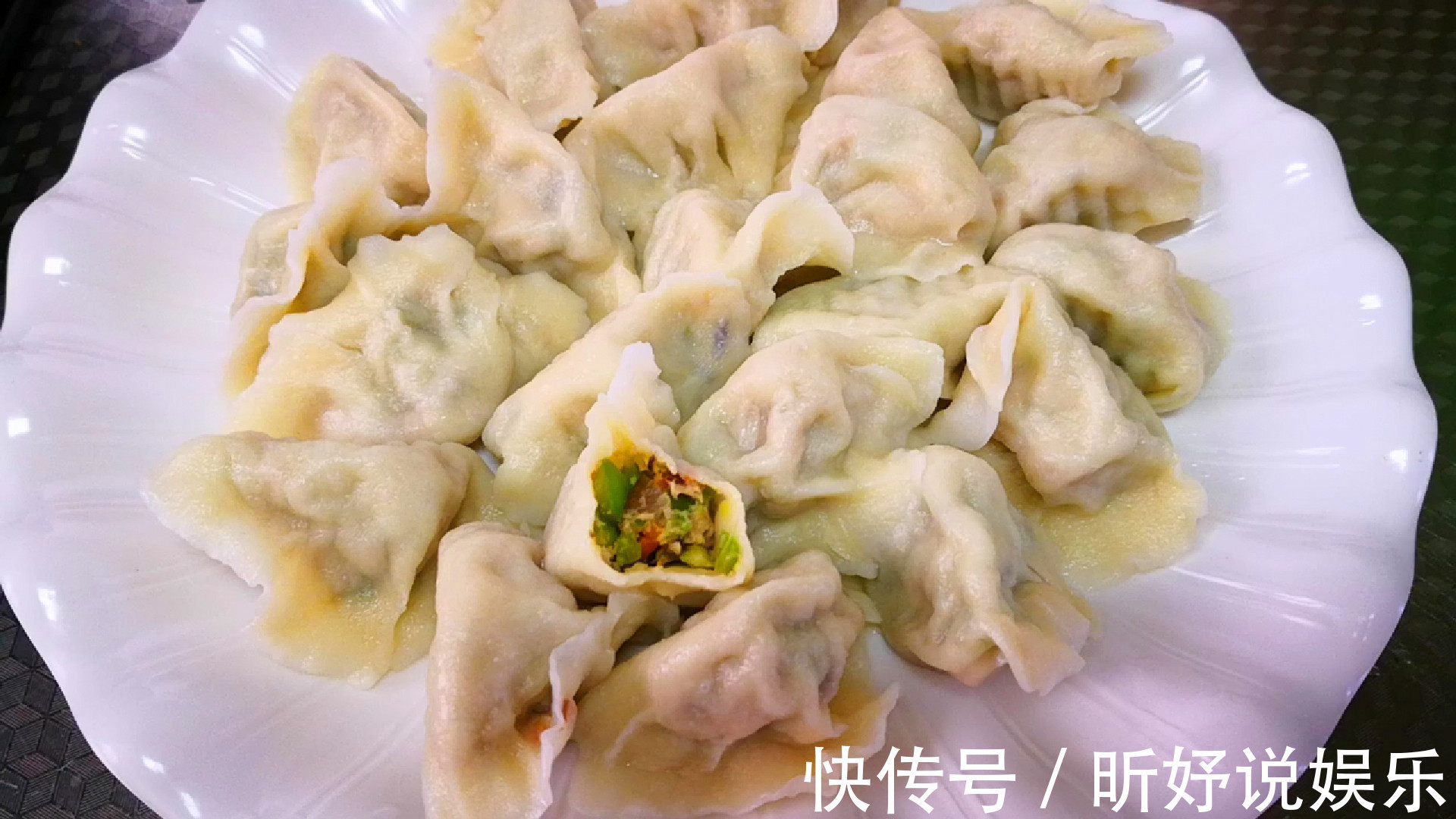 拌饺子馅时别只会加花椒水，学会这拌馅诀窍，饺子又鲜又香不油腻