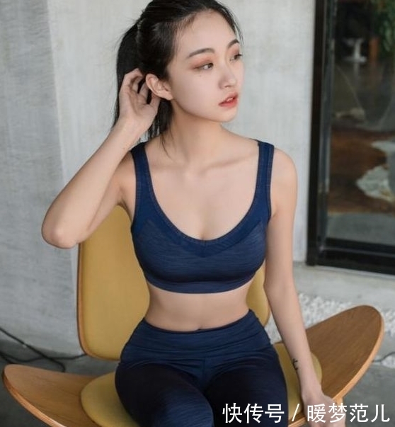 可爱迷人的紧身打底裤小姐姐,透露出青春朝气,可爱不能档!