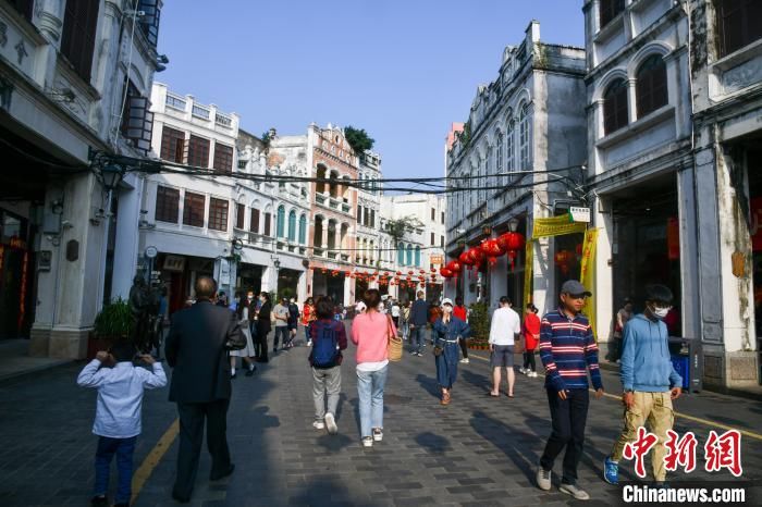 海口骑楼老街春节游客多