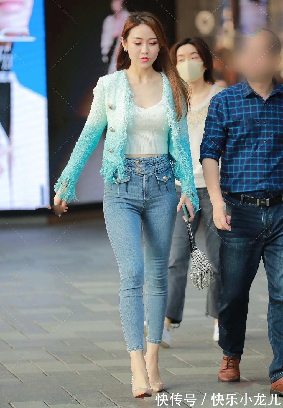 淡青|一看就不是普通人,十分的温柔,姑娘转过头来是不是“背影杀手”