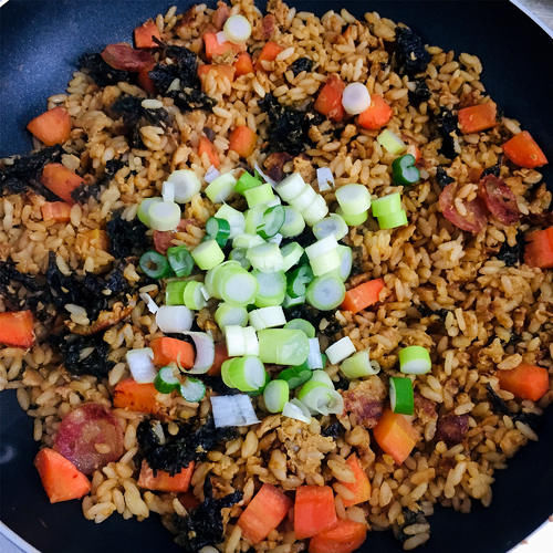 一定要尝尝这道，紫菜腊肠炒饭，油润松散，越吃越香