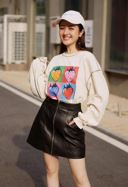 开春穿什么，卫衣+半身裙=时尚穿搭，这样搭配显瘦又显高