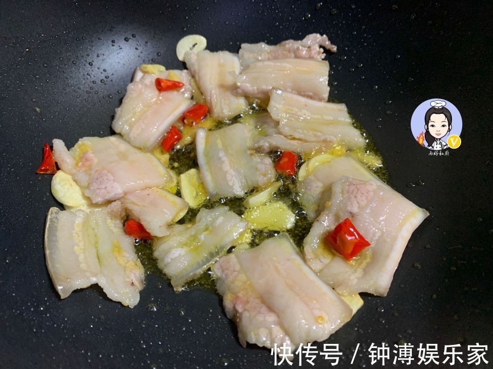 调味汁|炒包菜时,别直接下锅炒,掌握1个诀窍,包菜又香又脆不出水!