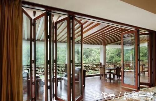 占地方|家里阳台不要装推拉门了,不实用又占地方,聪明人都装这种代替