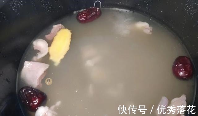 猪心别再炒菜啦,把它煲成汤,清爽可口无腥味,冬季多喝身体好!