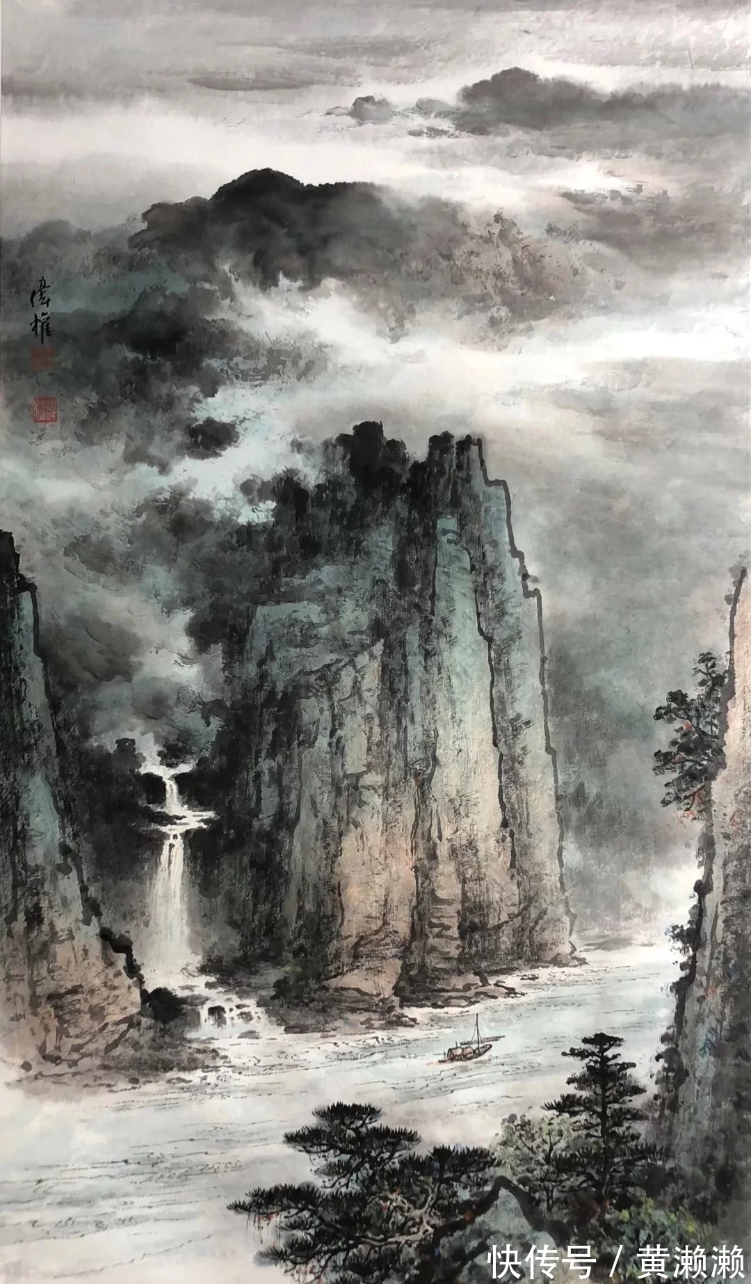 <p>八大和石涛都为明代王孙,自出生就过着锦衣玉食的生活。但突如其来的变数一夜间就将二人原有的生活击的粉碎。山河破碎、家破人亡的现实对八大、石涛心灵上的冲击是巨大的。意欲入仕却又报国无门,满身才华无处施展,这对两个心气高傲、不落世俗的人来说更是难以忍受的痛苦。即便明亡数年,清政府多年也未曾停止对明遗民的追杀。八大、石涛在了却凡尘、出家为僧后,虽除去了顶上“三千烦恼丝”却忘不了心中万千亡国恨。这种内心的愁苦无处发泄,家国不在已是现实,重振故国雄风已经不可能实现,作为手无缚鸡之力的布衣文人,只得靠自己手中的笔墨来抒发胸中的郁气。八大自幼性格孤傲幽僻,加上有口吃的毛病,于是不善与人交流。明朝的灭亡对普通汉人子民来说都是奇耻大辱,而对于原本就有身心缺陷的八大更是无法比拟的悲怆。他无力改变现实,只得将这种愤懑抑郁之情写于绘画。他的花鸟画已不单单是艺术的衍生品,而是个人情绪的表达。</p>