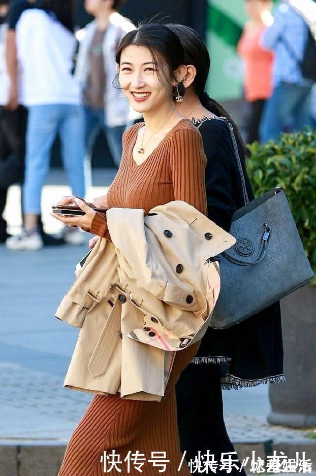 半身裙 美女笑起来有一双好看的月牙眼,半身裙时髦又修身!