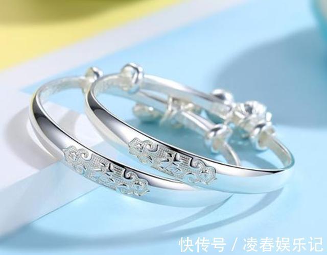 医生 奶奶送孙女祖传银手镯,手镯一天比一天亮,医生怒斥:赶紧摘掉