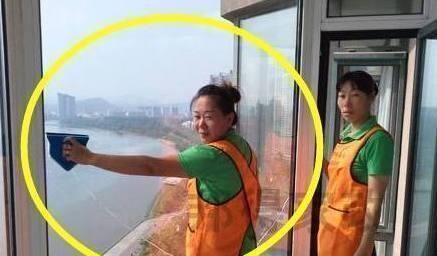 家里玻璃不要再天天擦了,老保姆教你一招,一年不擦也很干净