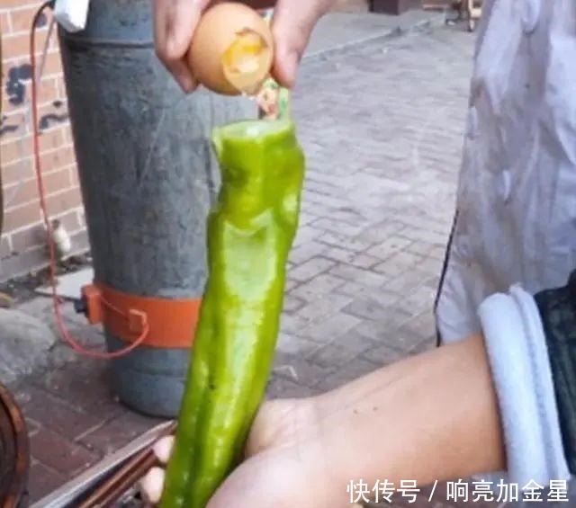 大爷早上街边卖“奇特油条”,一根2块,顾客街边排队站着吃!