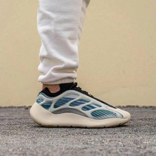 小程序突袭登记！Yeezy 700＂杰尼龟头＂配色发售，炒价2k多？