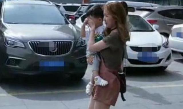 小恶魔|妈妈抱儿子出门,刚出小区就捂住孩子双眼,其他家长又学到一招