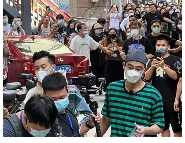 《大灣仔的夜》開業(yè)路透？陳小春站C位，張智霖笑容靦腆被贊靚仔