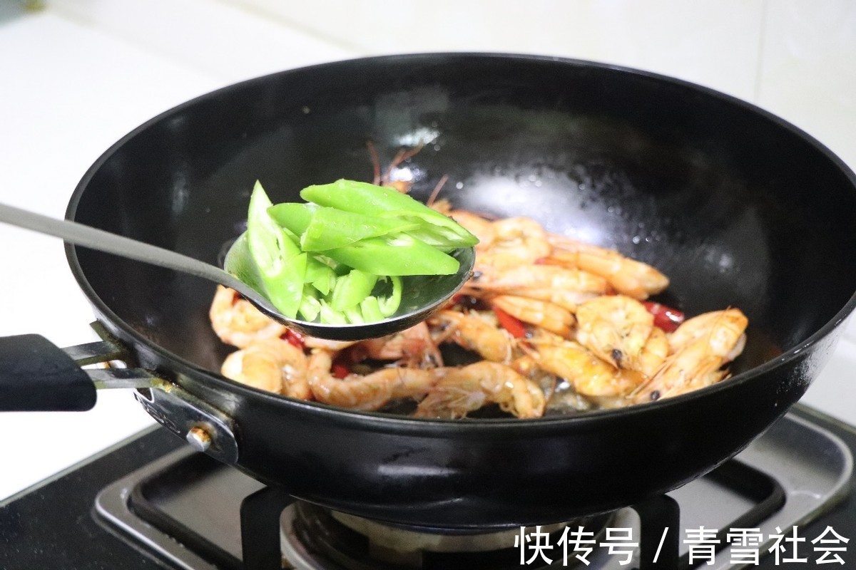 好吃|虾的营养丰富,搭配辣椒爆炒,好吃到舔手指
