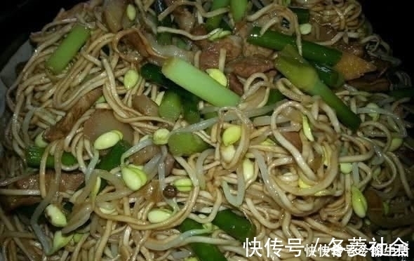 这才是蒸面条的正确方法,教你大厨做法,面条柔软劲道,鲜香入味