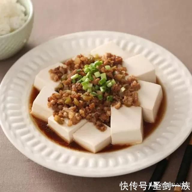 家人抱怨晚餐没新意？12道精选菜谱，每天试试新花样不重样