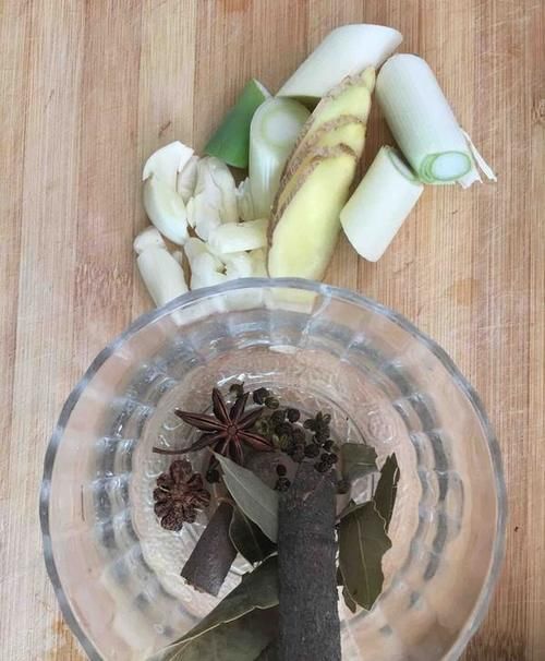 过年炖肉，要想肉质鲜嫩入味，一定要加这两种调料，越炖越香