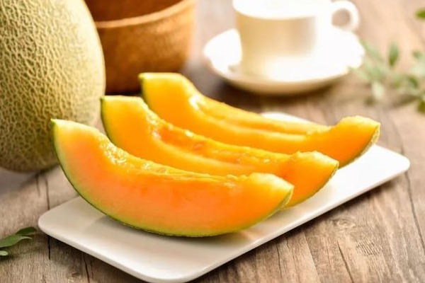 买哈密瓜时,别只会挑大的了,果农分享“小技巧”,甜度高水分足