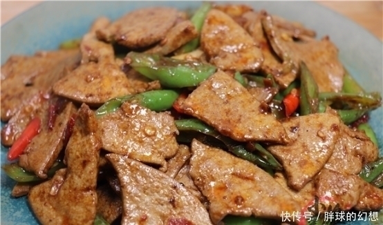 猪肝切记不要用清水洗,等于吃毒素,多加一步,血水脏东西全跑光