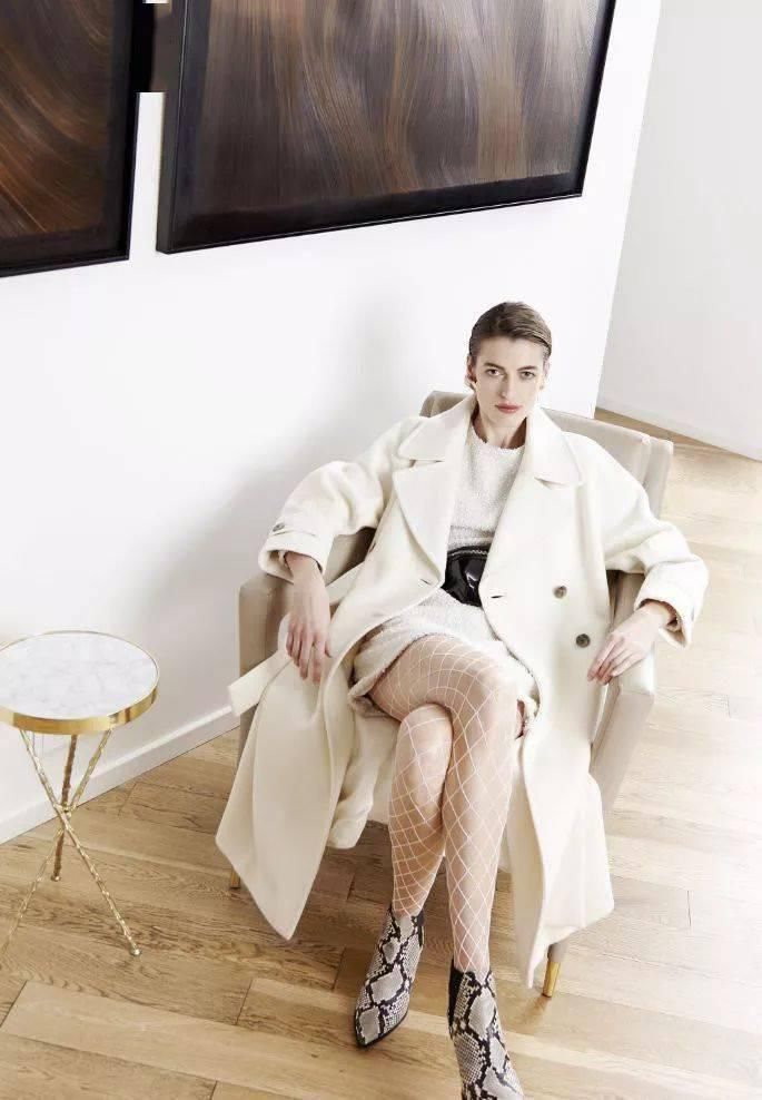  黑色|比驼色显白，比黑色高级，大衣今年流行这5个颜色！