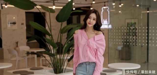 身穿牛仔裤的孙允珠尽显青春姿态，美得别致有气质