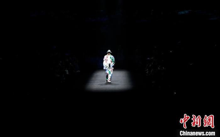 2021秋冬上海时装周开幕 首次推出“云上”嘉年华