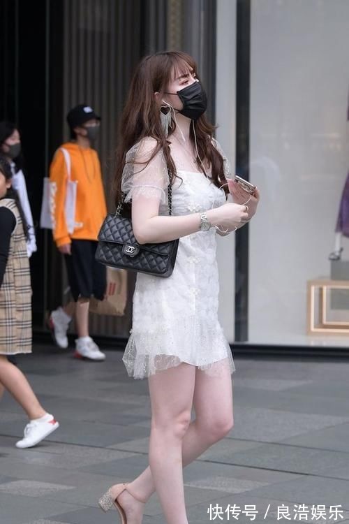 连衣裙 身材微胖的美女，白色连衣裙搭配高跟凉鞋，展现时尚魅力！