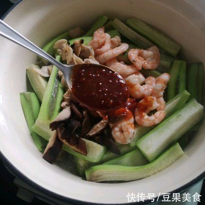 快手|简单快手又下饭的丝瓜海鲜煲仔饭，吃起来那叫一个香
