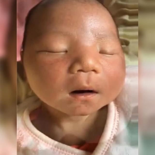 小宝宝|“黑脸宝宝”火了,出生后被全家吐槽,两个月后却成功逆袭