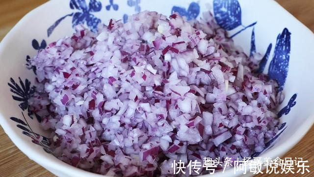 多吃洋葱对身体好,加俩土豆这样做,每次上桌都扫光,外焦里嫩香