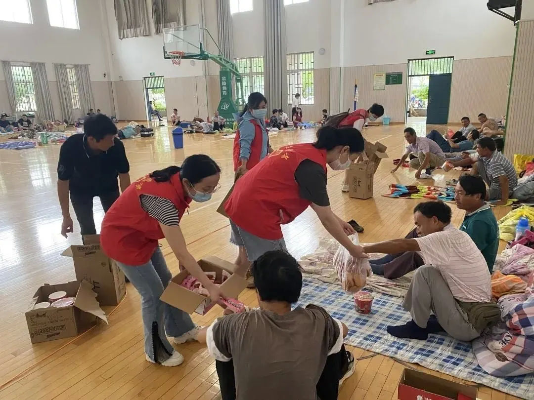 台风|风里雨里，桐乡这抹“志愿红”一直温暖你！