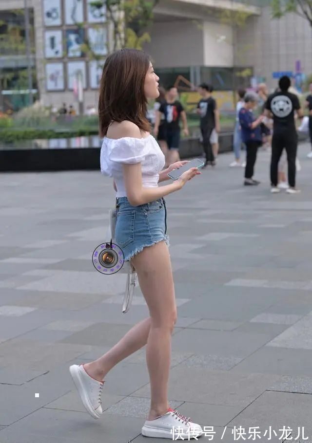 短裤 白色露肩短袖搭配经典蓝色热裤,整体清爽自信,气质秀色可餐