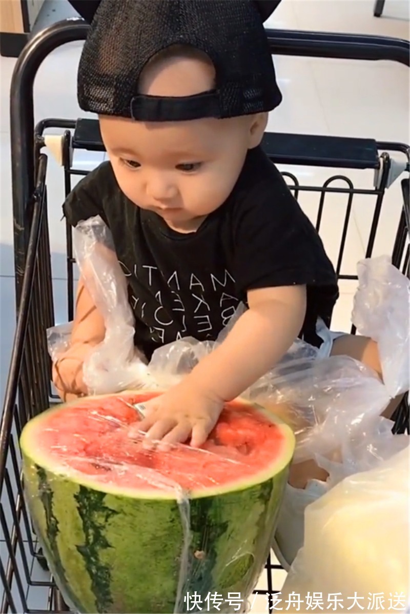 西瓜|把宝宝和西瓜放在推车上面,可是宝宝接下来的动作,网友笑不停