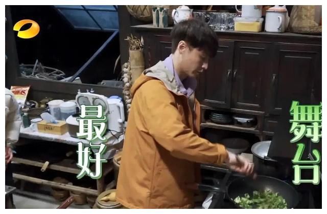 张艺兴是来抢黄磊饭碗的？做饭专业，和节目组斗智斗勇稳占上风