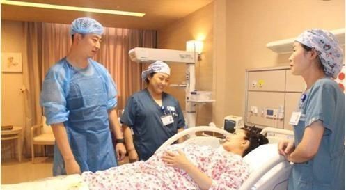 为什么孕妇顺产爸爸能在旁观看，而剖腹产就不行医生说出实话