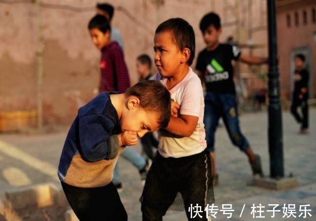 大宝|六岁姐姐打哭三岁弟弟,网上一片称赞:教育方式堪比教科书范本