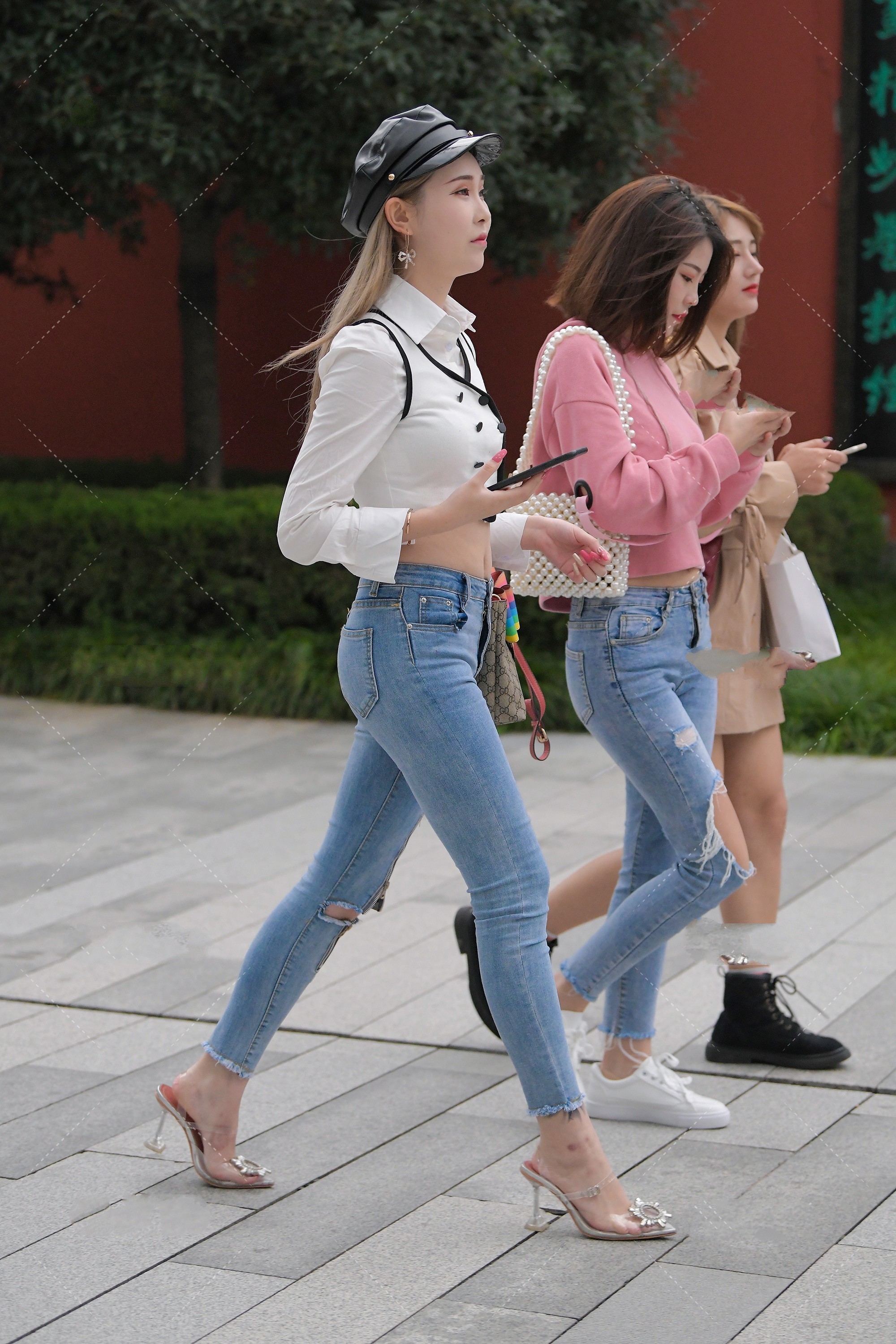 衬衫|白色衬衫叠穿黑白拼接马甲, 再配上一条经典裤子, 好看又时尚