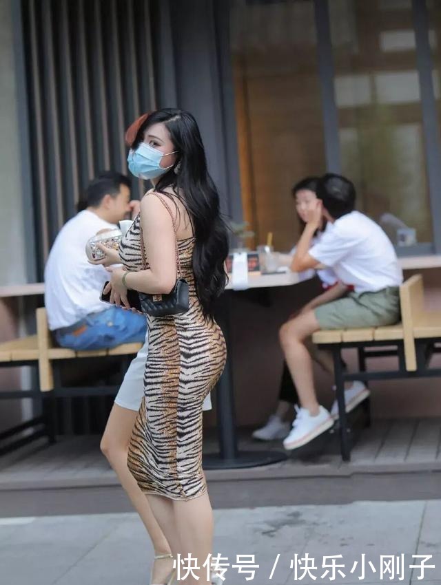牛仔裤|炫耀夺目的连衣裙穿出时尚潮流感，穿出风情与气质，简约时髦
