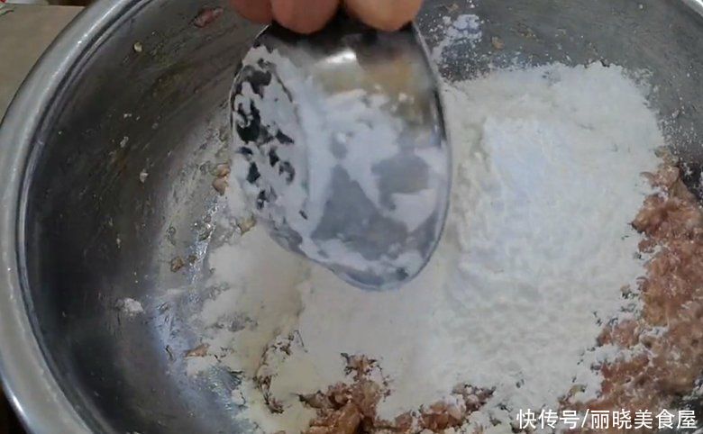 炸丸子，最忌直接加盐和淀粉，诀窍告诉你，金黄酥脆放凉不回软