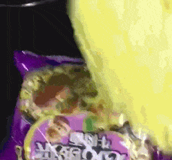 |搞笑GIF趣图：?我手机刚买没几天也不贵，也就一万八吧！