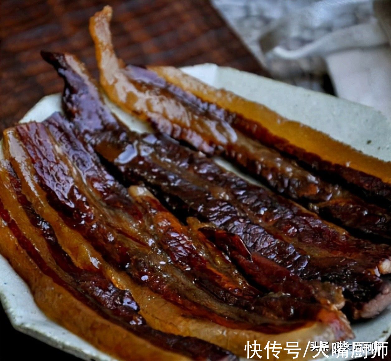 没条件熏腊肉?可以做做酱油肉,用了30年的配方,比腊肉更软更香