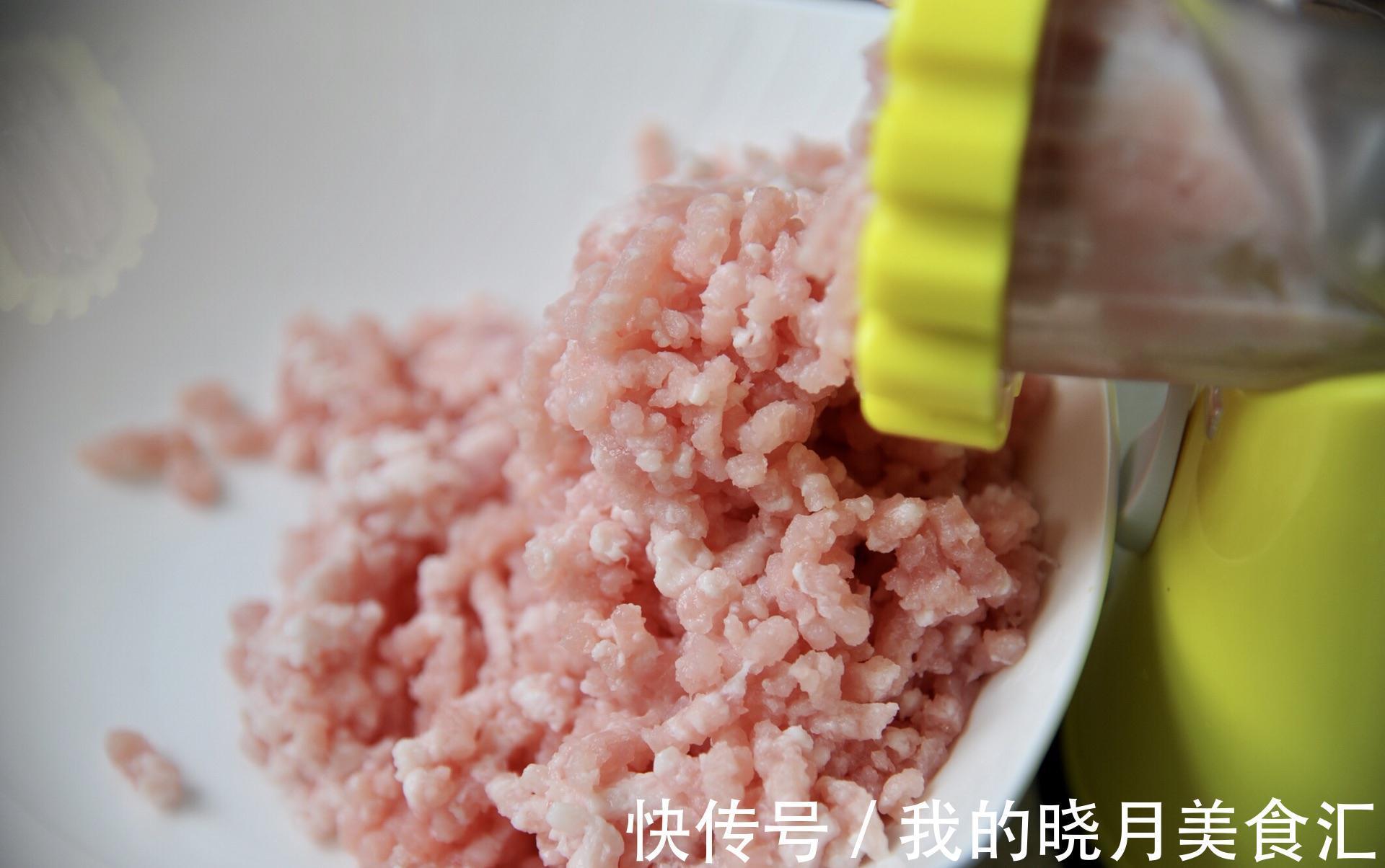 家常藕丁猪肉馅饼,外皮软嫩,馅料鲜香,吃上就忘不了的味道