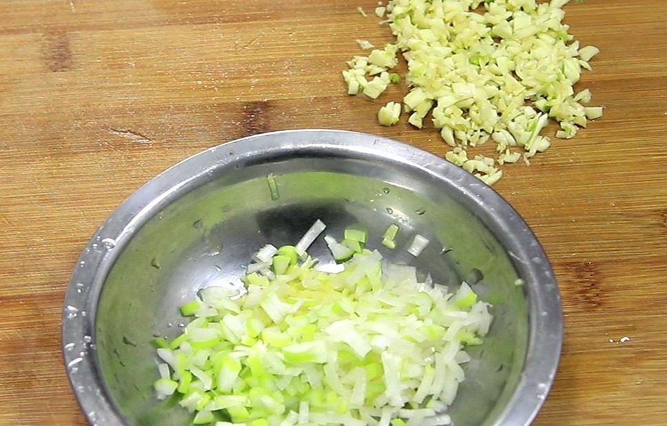 鸡肉鲜嫩有窍门,不要直接下锅炒,多加这一步,肉质滑嫩又酸辣