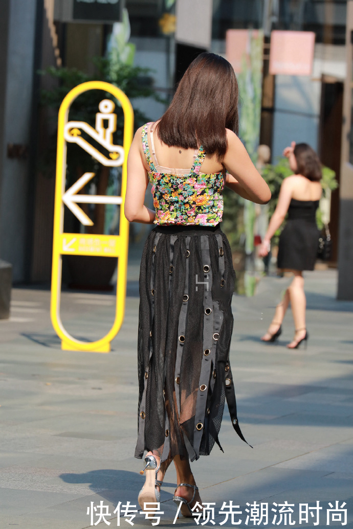 演绎出|吊带“撞上”个性流苏裙,演绎出新时尚的既视感,美得不可方物