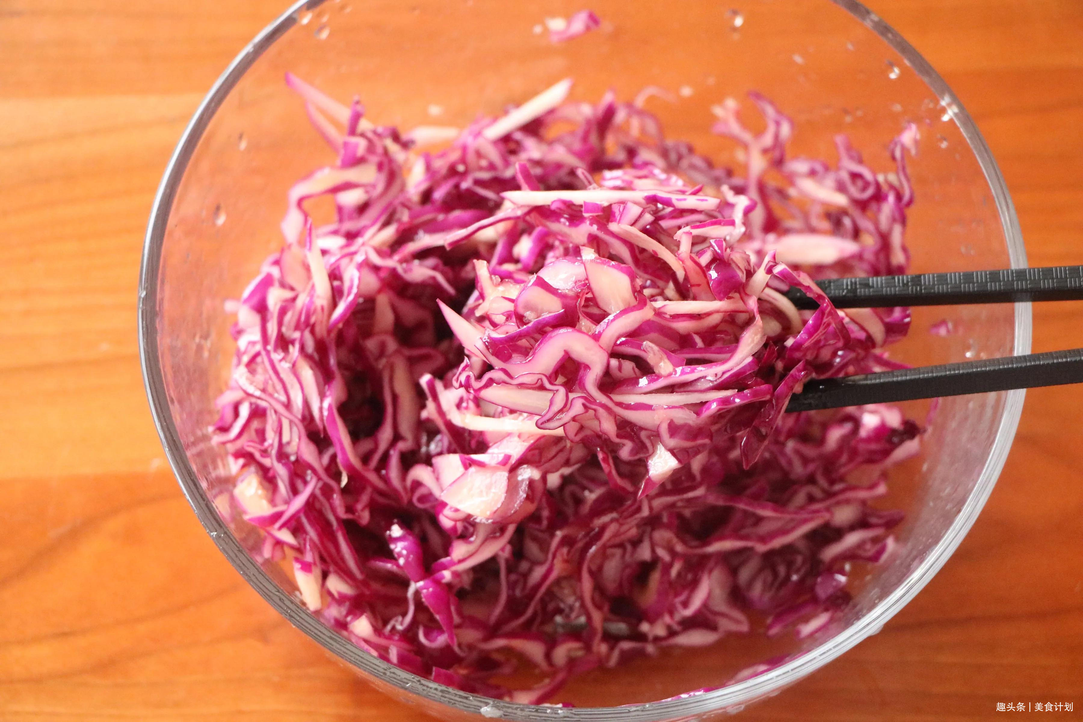 天热了，我家最爱的凉拌紫甘蓝，清凉爽口，富含花青素，超级好吃